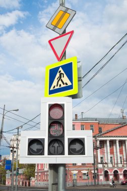Moskova, Rusya - 2 Mayıs 2016: trafik ışıkları ile dönüş sinyalleri, yaya geçidi işaret, ana yol ve ana yolun sonu bağlanma belirtileri