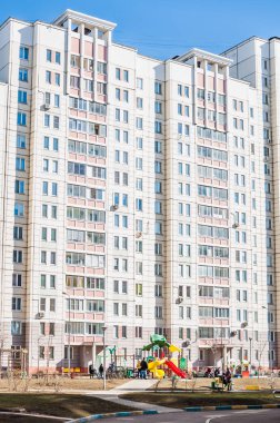 Moskova - 2 Nisan 2019: Severnyj ilçesinin yeni mahallesinde yeni prefabrik apartman bloğu (Kuzey) 