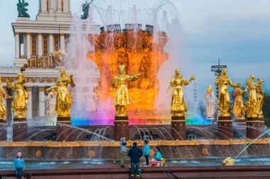 Moskova, Rusya - 1 Mayıs 2019: Vdnh'de ışıklar ve pavyon 1 