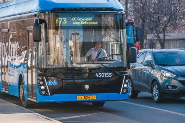 Moskova - 2 Nisan 2019: Altufevskoye otoyolunda elektrikli otobüs