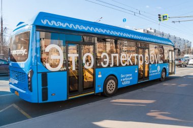 Moskova - 2 Nisan 2019: Altufevskoye otoyolunda elektrikli otobüs
