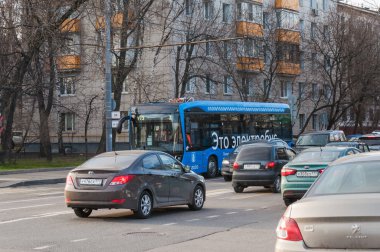 Moskova - 17 Nisan 2019: Marfino Botanicheskaya sokak üzerinde Elektrikli otobüs güzergahı T73