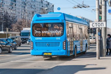 Moskova - 2 Nisan 2019: Altufevskoye otoyolunda elektrikli otobüs