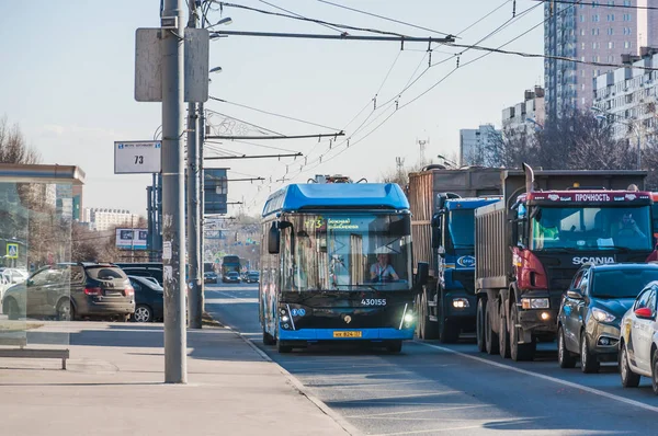 Moskova - 2 Nisan 2019: Altufevskoye otoyolunda elektrikli otobüs