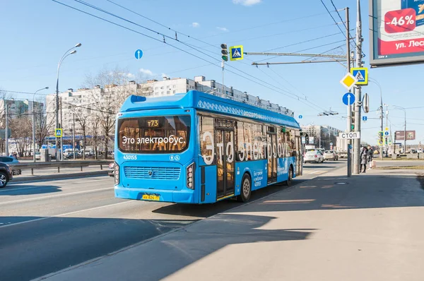 モスクワ 2019年4月2日 アルトゥフェフスコエ高速道路の電気バス ロイヤリティフリーのストック写真