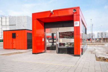 Moskova - 12 Mart 2019: Metro istasyonunda asansör köşkü 