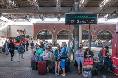 Moskova, Rusya - 3 Ağustos 2015: Moskova Kazansky tren istasyonunun yolcu platformu