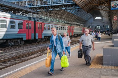 Moskova, Rusya - 3 Ağustos 2015: Kiyevsky demiryolu terminalinin (Kievskiy vokzal) altındaki banliyö elektrikli treni. İnsanlar geç kalıyor ve trene koşuyorlar.