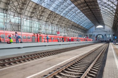 Moskova, Rusya - 3 Ağustos 2015: Kiyevsky demiryolu terminalinin (Kievskiy vokzal) altındaki banliyö elektrikli treni. Tren Aeroexpress olarak kullanılıyor.