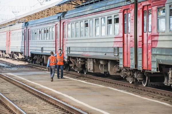 Moskova Rusya Ağustos 2015 Otomobil Müfettişleri Ayrılmadan Önce Tren Istasyonunu — Stok fotoğraf