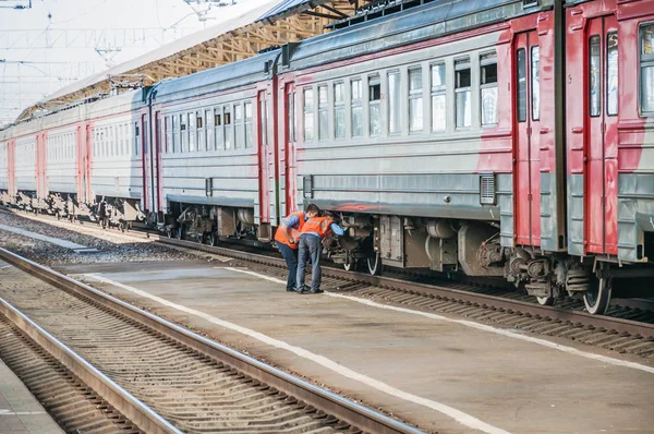 Moskva Rusko Srpna 2015 Kontroloři Před Odjezdem Zkontrolují Vlak Nádraží — Stock fotografie