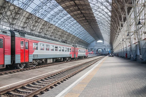 Moskau Russland August 2015 Vorort Elektrische Trai Unter Der Landung lizenzfreie Stockfotos