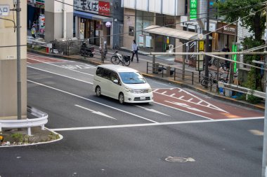 Tokyo, Japonya, 4 Kasım 2023: Minivan ve Bisiklet Otoparklı Şehir Trafik Sahnesi
