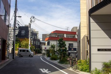 Tokyo, Japonya, 4 Kasım 2023: Ticari İmzalı Şehir Sokak Sahnesi