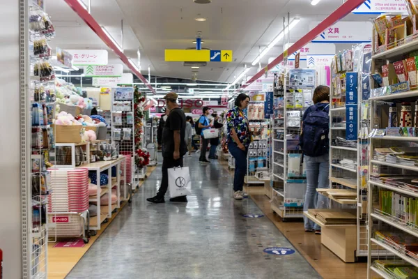 Tokio Japón Noviembre 2023 Dentro Una Concurrida Tienda Por Menor — Foto de Stock
