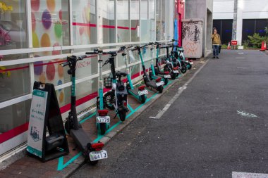 Tokyo, Japonya, 4 Kasım 2023: Elektrikli Scooter 'lar Kaldırıma dizildi