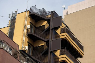 Tokyo, Japonya, 4 Kasım 2023: Acil Merdiveni olan Modern Şehir Binası Dış Görünümü