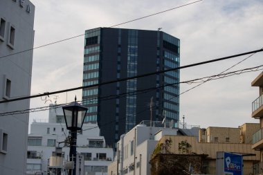 Tokyo, Japonya, 4 Kasım 2023: Modern Mimarlık ve Şehir Altyapısı