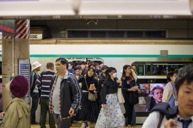 Tokyo, Japonya, 4 Kasım 2023: Yoğun Tren İstasyonunda Yolcular
