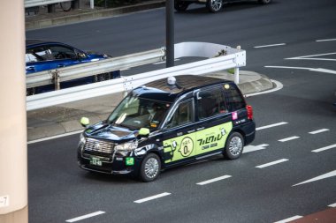 Tokyo, Japonya, 4 Kasım 2023: Şehir Trafiğinde Markalı Taksi