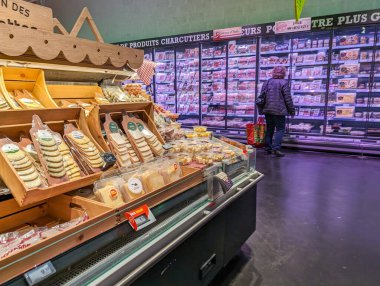 Fransa, 2 Mart 2024: Delicatessen ve Müşteri ile Süpermarket İçişleri