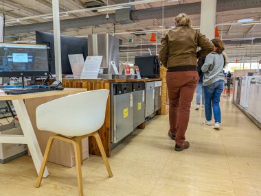 Fransa, 2 Mart 2024: Elektronik Mağazasının İçi