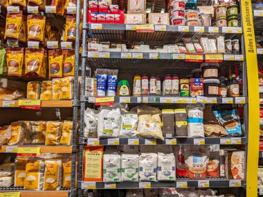 Fransa, 2 Mart 2024: Süpermarket Raflarında Çeşitli Market Ürünleri