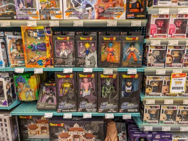 Fransa, 2 Mart 2024: Fransız Mağazasında Anime ve Süper Kahraman Figüran Koleksiyonu
