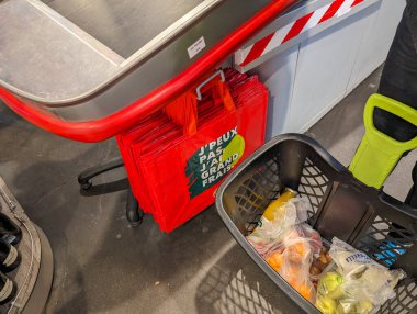 Fransa, 2 Mart 2024: Markette Alışveriş Arabası ve Yeniden Kullanılabilir Poşetler