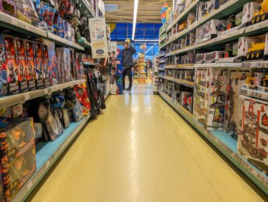 Fransa, 2 Mart 2024: Müşteri ve Çeşitli Ürünlerle Süpermarket Koridoru