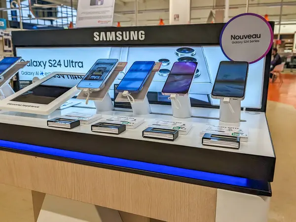 Francja Marca 2024 Samsung Galaxy S24 Ultra Wyświetlacz Sklepie Elektronicznym Zdjęcia Stockowe bez tantiem