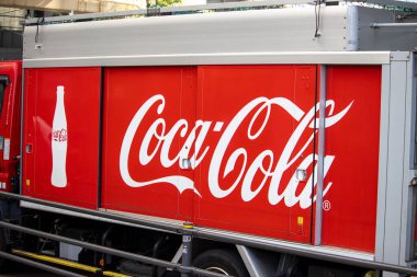 Tokyo, Japonya, 4 Kasım 2023: Coca-Cola Teslimat Truck Side View