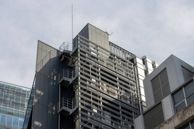 Tokyo, Japonya, 4 Kasım 2023: Glass Facade ve Steel Structures ile Modern Mimari