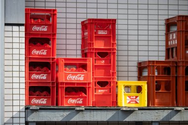 Tokyo, Japonya, 4 Kasım 2023: Doldurulmuş Renkli İçecek Sandıkları Duvara Karşı