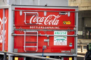Tokyo, Japonya, 4 Kasım 2023: Coca-Cola dağıtım kamyonu