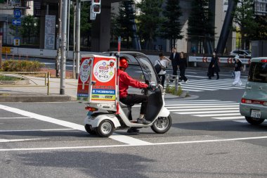 Tokyo, Japonya, 4 Kasım 2023: Tokyo sokaklarında bir restoranın tanıtımı için motosiklet teslimatı
