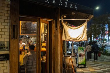 Tokyo, Japonya, 4 Kasım 2023: Geceleyin rahat Izakaya
