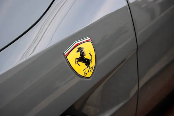 Tokyo, Japonya, 4 Kasım 2023: Ferrari Logosunun Araba Üzerine Yakın Çekimi