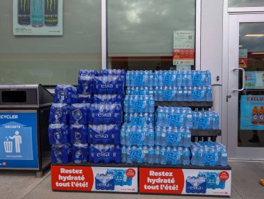 Kanada, 20 Temmuz 2025: Bu yaz marketin önünde suyla sulanmaya devam edin