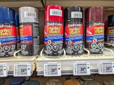 Kanada, 15 Temmuz 2025: Otomotiv sprey boya kutuları çeşitli renkleri gösteren mağaza raflarında düzenlendi