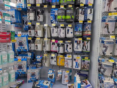 Quebec, Kanada, 08 Temmuz 2025: Çeşitli tıbbi ve spor ürünleri içeren sıkıştırma çorapları ve destek bölümü.