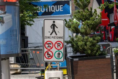Quebec, Kanada, 06 Temmuz 2025: Kent sokak festivali çevresindeki kısıtlamalarla birlikte yaya bölgesi tabelası