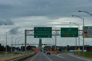 Quebec, Kanada, 20 Temmuz 2025: Viktoriaville Drummondville 'e giden otoyol kavşağı
