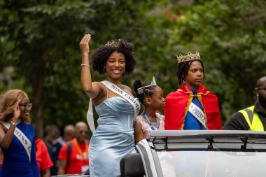 Quebec, Kanada, 05 Temmuz 2025: Şenlikli açık hava kutlamaları sırasında üstü açık arabada kraliyet alayı el sallıyor