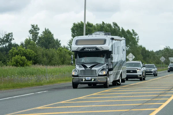 Kanada, 20 Temmuz 2025: Büyük eğlence aracı manzaralı bir otoyol boyunca bir konvoya öncülük ediyor