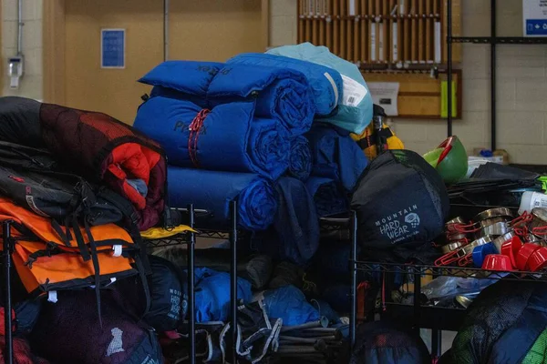 Kanada, 25 Ağustos 2025: Renkli kamp malzemeleri, uyku tulumları ve malzemeler düzgünce raflara yığıldı