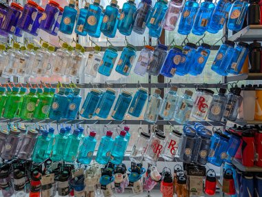 Kanada, 05 Temmuz 2025: Renkli su şişeleri perakende mağaza raflarında düzgünce sergileniyor