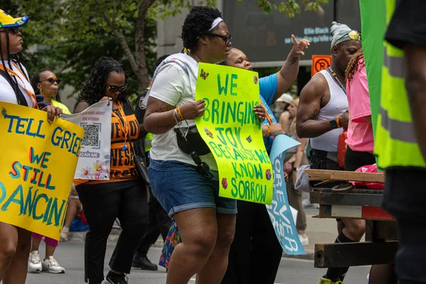 Quebec, Kanada, 05 Temmuz 2025: Dayanıklı sevinç yürüyüşü, topluluk anma ve iyileştirme için birleşti