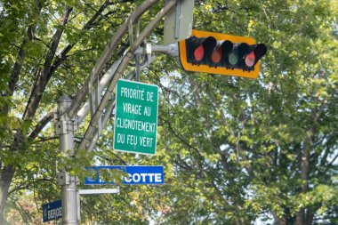 Kanada, 09 Ağustos 2025: Fransız trafik ışıkları ve sokak işaretli yeşil öncelikli mesaj