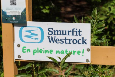 Kanada, 31 Ağustos 2025: Korunan doğa rezervlerini gösteren yeşil orman bitkileriyle çevrili hoş geldin tabelası